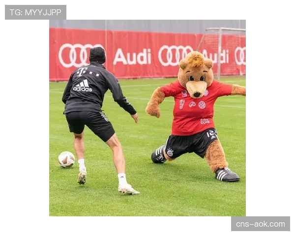 吉祥物互动：柏林赫塔熊与小球童模仿进球庆祝